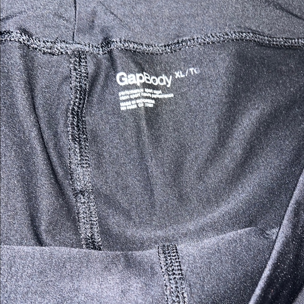 GAP Body Black Capris - Picture 3 of 7